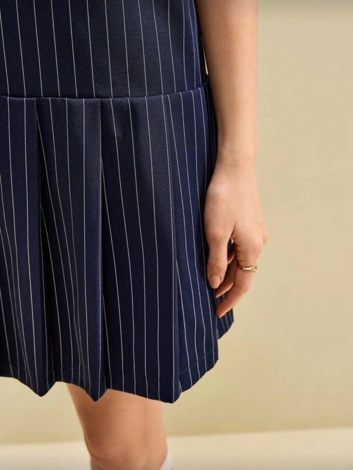 Marinblå ärmlös randig klänning med knappt  - 3