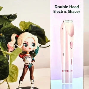 Rosa double headed electric shaver! - Rosa double headed electric shaver perfekt för bikinilinjen och ansiktshår. Waterproof. Laddas med USB-C. Instruktioner och laddkbel medföljer. Oanvänd i kartong.