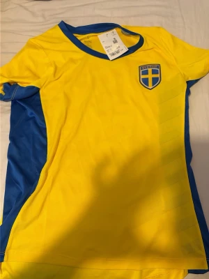 Svergietröja  - Tröjan är helt ny men kvittot försvann och kunde ej lämna tillbacks den. Den är superfin men lite för liten på mig 💕