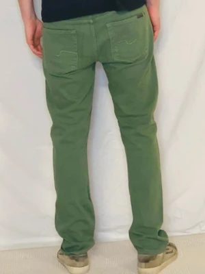 Gröna jeans från 7 for all mankind - Säljer ett par gröna jeans från 7 for all mankind med rak passform och klassiska fem fickor. Jeansen har en snygg grön färg och är tillverkade i ett mjukt bomullsmaterial. Perfekta för dig som vill ha något lite mer unikt än vanliga blå jeans! Nypris 2500kr pris går att diskuteras