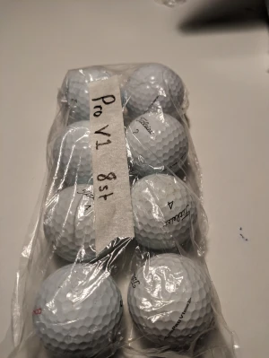 Golfbollar 8st ( Titelist Pro v1 ) - Jätte fina Pro v 1 precis som nya kan vara små tecken på användning men funkar precis som nya Pro v1