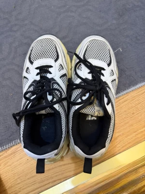 Vita mesh sneakers med svarta detaljer - Skor från lager157 