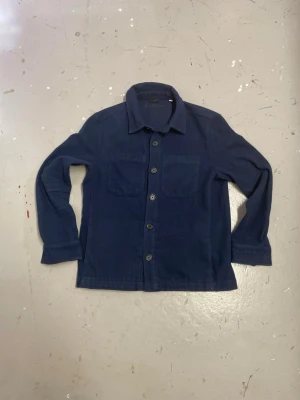 Overshirt från Donce De La Sense - Storlek XS, sitter slimfit. Perfekt till våren. Finns ett minimalt hål strax över vänster bröstficka men det märks knappt.