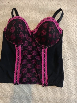 Snygg rösa och svart korsett topp - 85C, påminner om draculaura från monster high. 