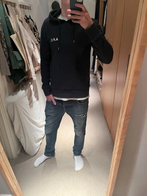 A.P.C. Hoodie - Tjena, säljer nu denna riktigt feta A.P.C. Hoodien i mörkblå. Skicket är väldigt bra skulle säga 8,5/10. Stoleken är M men sitter mer som en S. Släng iväg ett dm för frågor! 🙌🍾