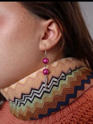 Rosa handgjorda pärlörhängen med nitar  - Jag skapar dessa örhängen av noggrant utvalda pärlhalsband från secondhand – ett medvetet val för att ge vackra material ett nytt liv.  Eftersom pärlorna är återbrukade kan små märken eller färgskiftningar förekomma på t.ex. metallen. Undvik kontakt med vatten för att bevara smyckena så fina som möjligt. Alla örhängen är handgjorda och säljs i par 💖🫶🏻⚜️