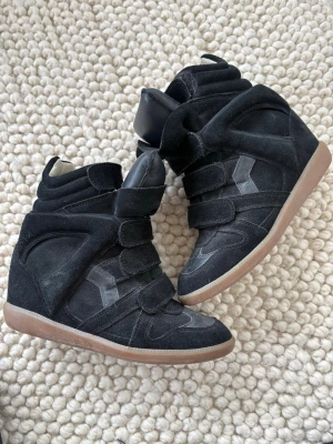 svarta isabel marant - Funderar på att sälja mina isabel marant. Pris kan diskuteras om man tänker köpa. 