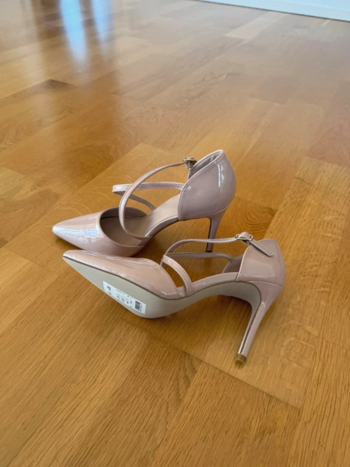 Nude lackpumps med remmar - 2