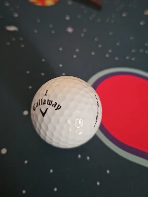 Vit golfboll från Callaway - Säljer en vit golfboll från Callaway med klassisk dimple-design och tydlig logga. Perfekt för dig som vill ha en boll med bra känsla och kontroll på banan. Snygg och enkel design med svart text och nummer.