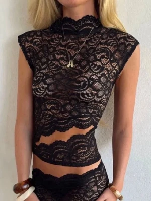 Spets topp - Från Design by si. Storlek Xs/s. Endast använd vid ett tillfälle. Jätte eftertraktad!!!💗