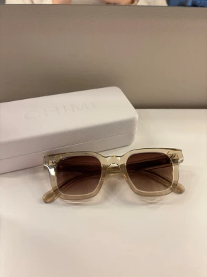 Solglasögon Chimi 04 - Snygga solglasögon från Chimi i modell 04 färg Ecru. Solglasögonen är i ett väldigt fint skick. Nypris 1400, men säljer dessa för 600!