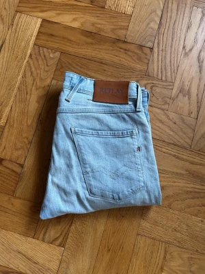 Replay Anbass - Feta ljusblå Replay anbass jeans i storlek W30. Fräscha nu till våren och sommaren!
