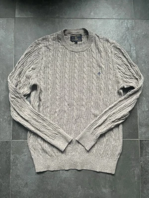 Morris stickad tröja  - Tjena, säljer nu denna riktigt snygga och populära Morris stickade tröjan, den är i bra skick utan några skador, hör av er vid frågor och funderingar🙌🤝 