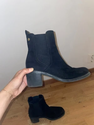 Svarta boots i mocka - Svarta boots i mocka med bred klack och en liten guldfärgad detalj vid skaftet samt andra fina detaljer. Väldigt sköna!! ✨✨