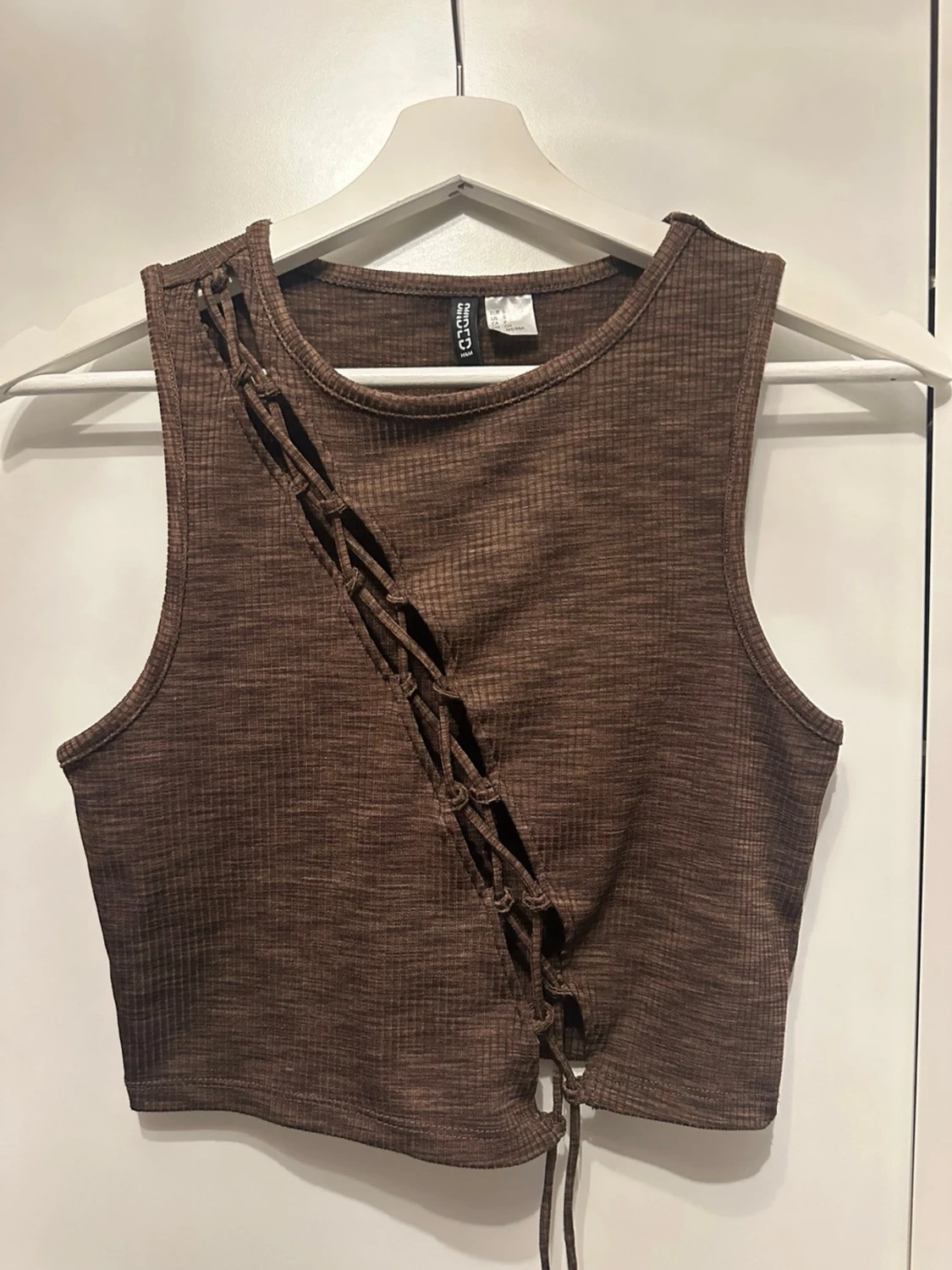 Brun ribbad linnetopp med snörning