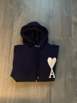 Ami Paris tröja - Säljer en ami pariströja i storlek m. Hör gärna av er vid minsta fundering