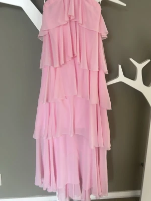 Ljusrosa volangklänning  - Säljer denna rosa volangklänning från vero Moda. En riktig sommardröm! 