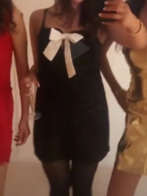 Svart paljettklänning - Supersöt svart kort klänning från hm storlek S💕 rosetten har lite fläckar men annars bra skick. 