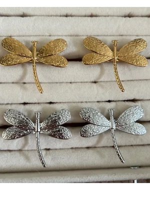  trollsländaring i guld och silver - Snygga ringar  formade som trollsländor i både guld- och silverfärgad metall. De har en detaljerad, hamrad yta på vingarna som ger ett coolt och unikt intryck. Perfekta för dig som gillar naturinspirerade accessoarer och vill sticka ut lite extra. 150kr st men pris kan diskuteras!!❤️