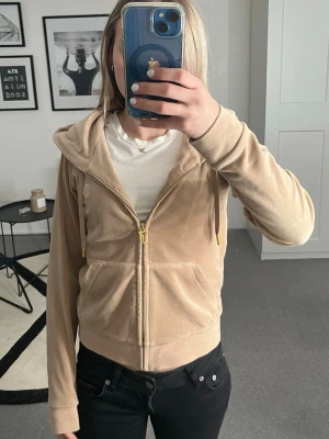 Beige Juicy Couture - Säljer en beige juicy Couture tröja med guldiga detaljer! Knappast änvänd! Kom gärna med prisförslag