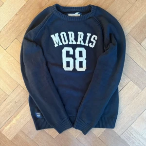 Mörkblå Morris tröja - Säljer en sjukt fet tröja från Morris i färgen mörkblå. Tröjan är i bra skick då den har varit väl omhändertagen och är i M och sitter även som M. Hör gärna av er vid frågor elr funderingar!!