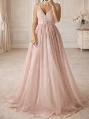 Ljusrosa långklänning med v-ringning - Elegant långklänning i ljusrosa med tunn axelbandsdesign, v-ringad urringning och markerad midja med dekorativt bälte. Kjolen är vid och faller mjukt i flera lager, vilket ger en romantisk look. Perfekt för bal eller festliga tillfällen. Används en gång i några timmar. Passar även xxs. För detaljbilder och info är det bara att skriva💗