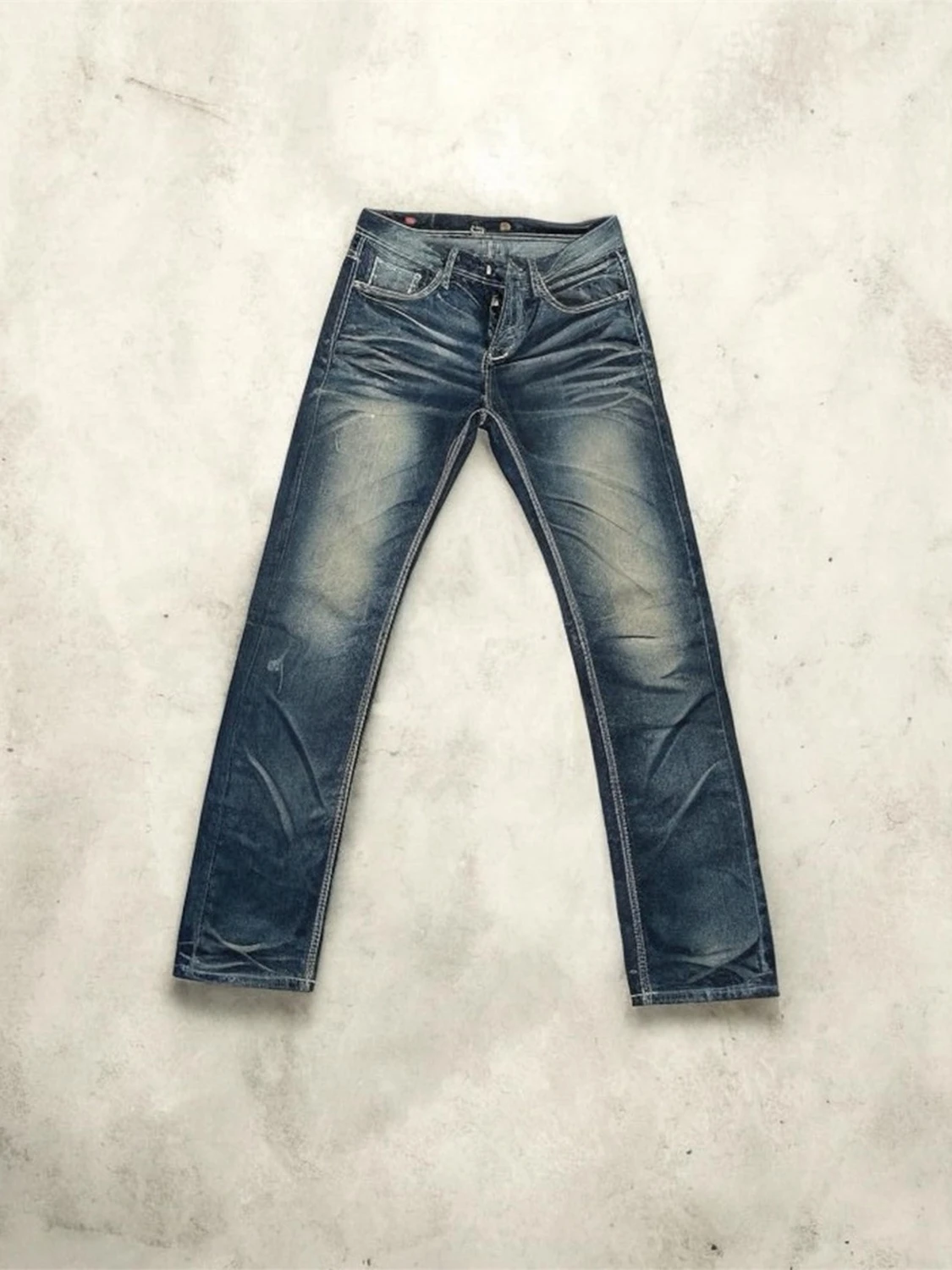 Blå slim straight jeans med slitningar