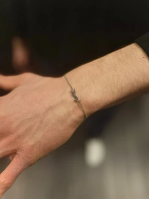 Saint Laurent armband - Säljer detta silverfärgade Saint Laurent armbandet i rostfritt stål. Köpte det utomlands för ett år sedan och har inte tagit av det sen då. Utmärkt kvalite, inga repor eller ens tecken på användning, som ny även efter sån användning. Kom med bud 🙌