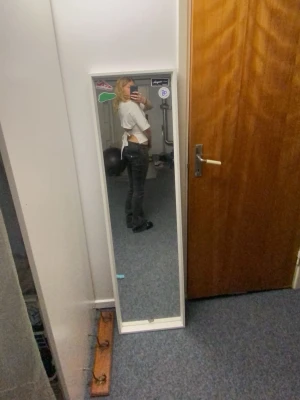 Lågmidjade, bootcut jeans - Snygga jeans från Gina. Bra skick förutom lite slitningar längst ner, se sista bild.