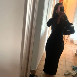 Långklänning från skims - Säljer min svarta långklänning ifrån skims. Finns inte i sortimentet längre 