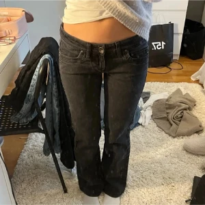 Svarta bootcut jeans med låg midja - Super snygga jeans som tyvärr är försmå, köpta secondhand men står ”cordon” på lappen, bra sick knappt använda av mig💕 40 cm i midjan och 76 i innerbenslängd 