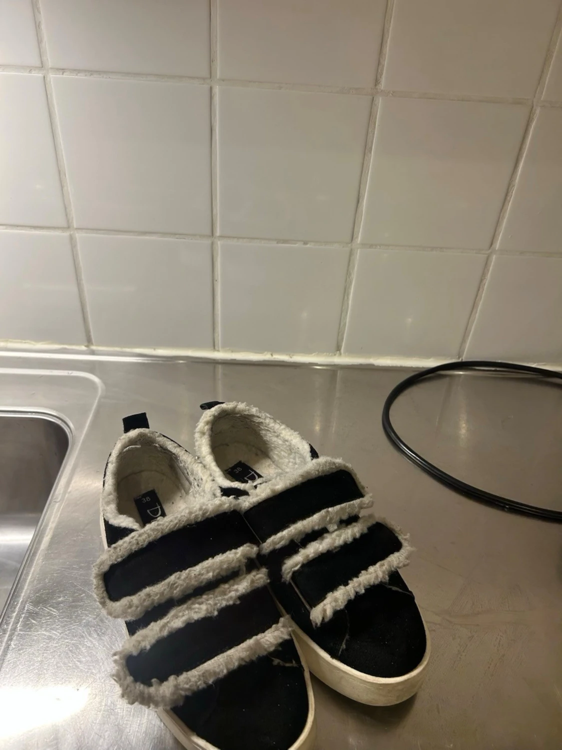 Svarta sneakers med fuskpälsdetaljer - 1