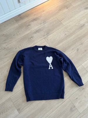  Blå Ami Paris Tröja - Säljer en blå Ami paris tröja. Tröjan är i storlek S, och bara använd nån enstaka gång. Tröjan är i ett bra skick och har små defekter.                           Jag har tyvärr inget kvitto.                                               Priset går självklart att diskutera👍🏻