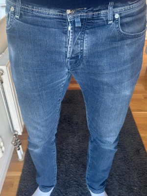Jacob Cohën Second Premium Edition Jeans | J622 - Jacob Cohën - J622 COMF. Handgjorda i Italien. "Second Premium Edition" i snygg mellanblå tvätt & fantastiskt skick! 🧵 Modell: J622 (Modern Slim Fit) 📏 Storlek: W35 📐 Mått: A:42,5 B:76 C:102 cm 🧩 Material: Premium denim (Stretch) ✅ Skick: 9,5/10 (Som nya!) 💎 Detaljer: Silverknappar, broderat J & exklusiv mönstrad patch. 💰 Nypris: Ca 5500 kr🧍‍♂️ Ref: Passar ca 182-187 cm. Modellen är 189, men har dragit ner jeansen en del.Skriv för fler bilder! ‼️ Skickas direkt eller senast dagen efter betalning! ‼️ 