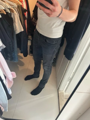 Mörkgrå slim fit jeans - Säljer dessa grå Dondup i storlek 32, fast dem e lite små i storleken. De va håll i dem, fast de är igen sytt så man ser de inte 
