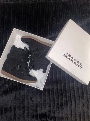 Svarta sabel Marant skor - Svarta Isabel Marant skor! Säljer då de inte kommer till användning. Storlek 39