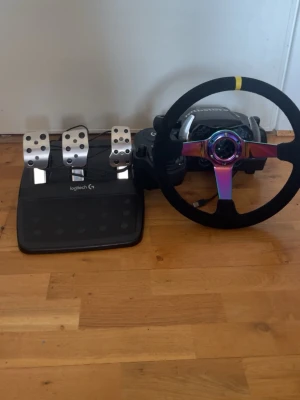 G29 ratt och pedaler - Säljer nu mina ratt o pedaler med växelspak då jag inte har användning utav det.  Det är en vanlig bilratt som är på och allting fungerar helt felfritt använt få gånger men är väldigt roligt att använda. Har endast använt det till pc.   Kan fraktas kan ändra på priset vid snabb affär. 