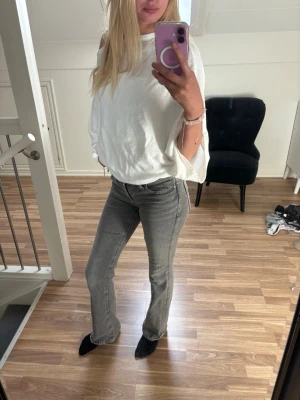 Grå bootcut jeans med låg midja - Säljer ett par gråa bootcut jeans från Gina Tricot. Storlek 170 men funkar till XS/34. Nypris 499kr