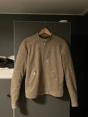 Beige mockajacka - Snygg beige mockajacka från H&M storlek M