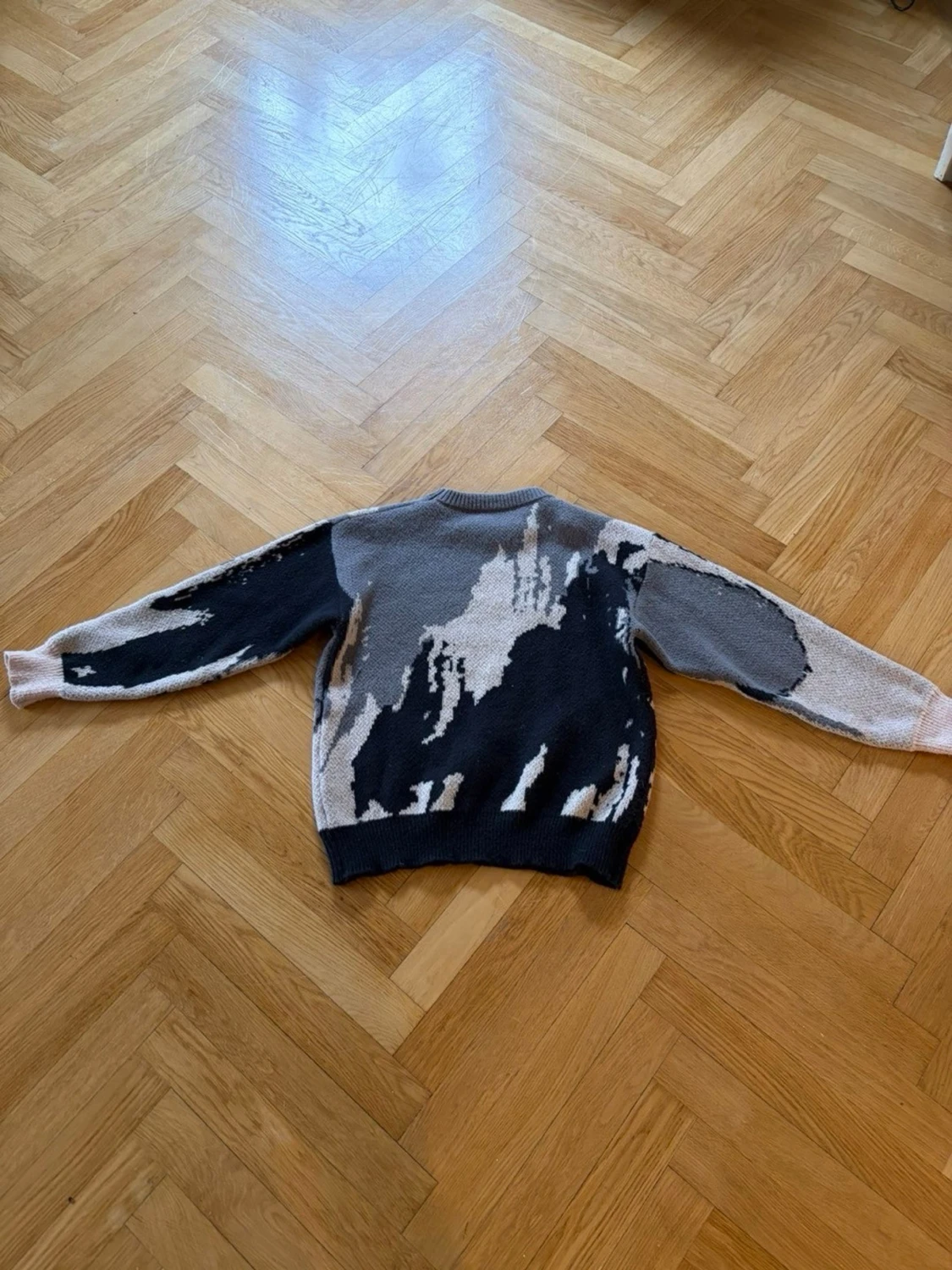 Stickad tröja med abstrakt mönster