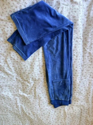 Blå mjukisbyxor i velour - Säljer mina juicy couture då dem inte används