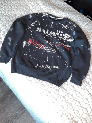 Balmain Paris svart sweatshirt - Svart sweatshirt från balmain paris, använd en gång. Storlek M 