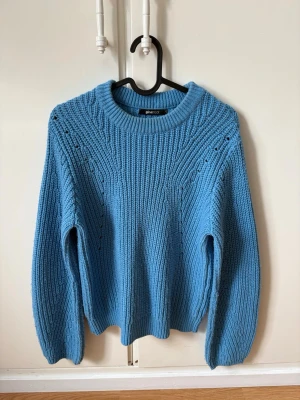 Gina Tricot Chunky Knit Sweater - Bright Blue - Size S - Brighten up your wardrobe with this cozy knitted sweater from Gina Tricot! It features a beautiful vibrant blue color and a classic chunky knit pattern with subtle pointelle/hole details on the front and sleeves. The sweater has a comfortable fit and is perfect for layering during spring, autumn, or winter. It's been gently used and is still in great condition! • Brand: Gina Tricot • Size: Small (S) • Color: Bright Blue / Cornflower Blue • Condition: Good pre-loved condition. • Style: Chunky kni