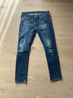 Nudie Jeans Lean Dean Blue Thunder - Säljer ett par Nudie Lean Dean jeans i Blue Thunder. De är W33 L34, och är i mycket bra skick! Härliga nu till sommaren! Bara att höra av sig vid funderingar!:)
