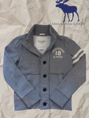  Abercrombie & Fitch cardigan  - Säljer nu denna mycket EFTERTRAKTAD cardigan från Abercrombie&Fitch den är i bra skick 8,5/10 och knappt använd med inga defekter, säljs nu för att den inte används nog. Den är perfekt för de uppkommande kyligare vår dagarna 🙌 Storlek S Kan postas redan idag och pris kan diskuteras 💯💯