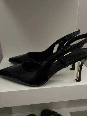 Spetsiga slingback klackar  - Sjukt snygga spetsiga slingback klackar från Zara i storlek 38. Klacken är ca 6 cm och har en guldig insida, aldrig använda, helt nya🩷