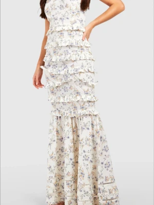 Blommig långklänning/ balklänning med volanger från boohoo - Storlek S. 