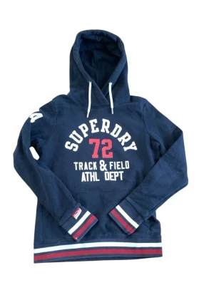 Marinblå Superdry hoodie med tryck - Snygg marinblå hoodie från Superdry med vit och röd text på bröstet, nummer 72 i rött och sportiga detaljer. Huva med vita snören och ribbade muddar med röd och vit rand. Perfekt för en sportig och avslappnad stil.