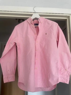 Rosa skjorta från Ralph Lauren - Super fin rosa skjorta från Ralph Lauren . Storlek 14/ 164