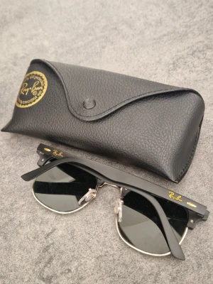 Ray-Ban svarta solglasögon med fodral - Svarta solglasögon från Ray-Ban. Perfekt accessoar inför sommaren. Dem är helt nya, finns inga repor på glaset, lådan funkar väl bra men lite trasig inuti. Priset går att diskutera 